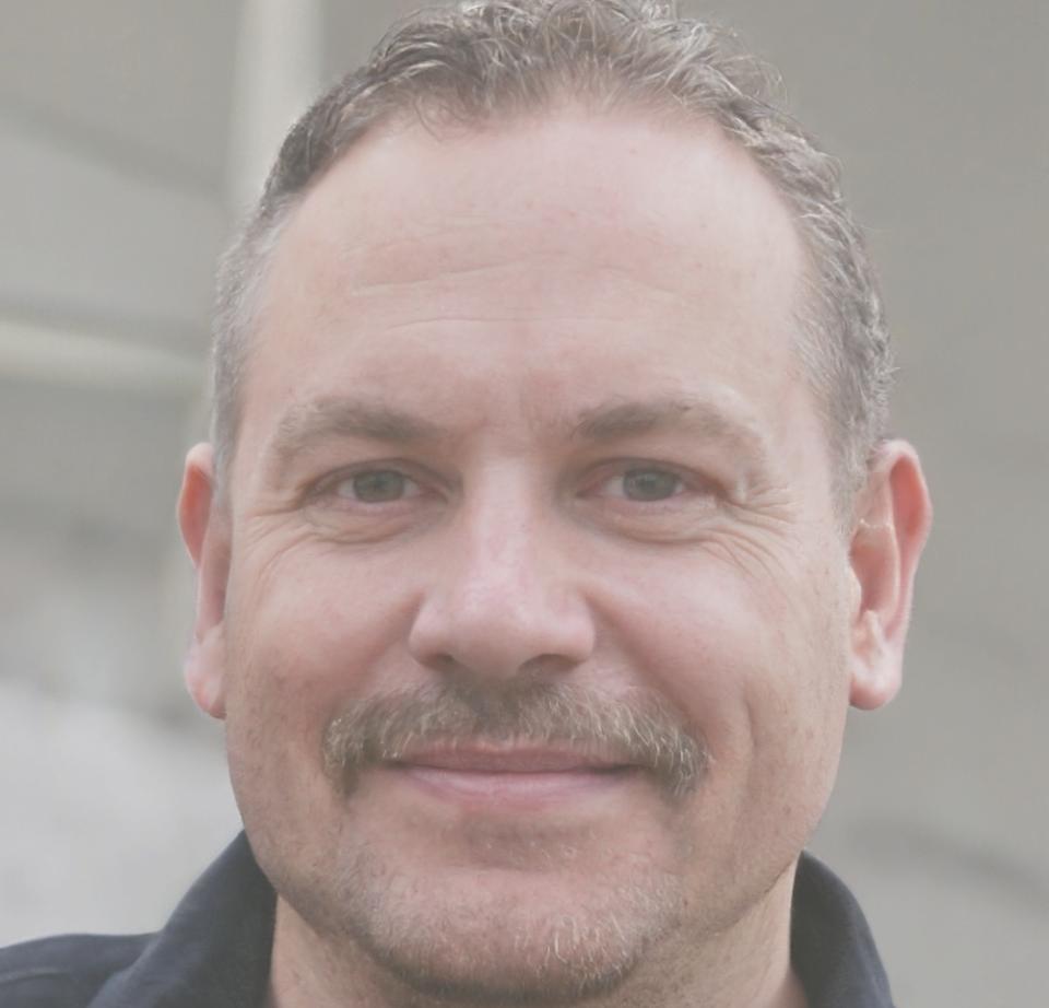 Lead finance instructor Damien Faulkner teaching advanced valuation techniques